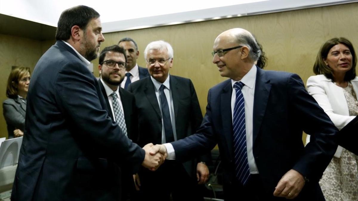 Oriol Junqueras saluda a Cristóbal Montoro en la reunión del Consejo de Política Fiscal  y Financiera.