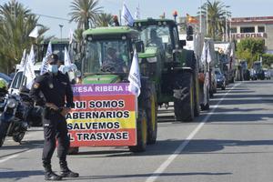 Agricultores de Alicante durante una tractorada en defensa del trasvase en mayo de 2021.
