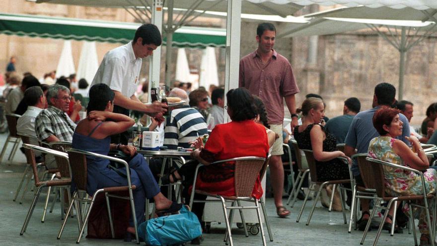 Un camarero trabajando en una terraza de Murcia