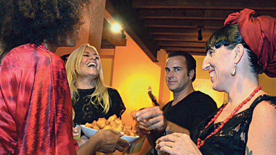 La actriz y diseñadora charló animadamente con Susy Gómez y el galerista Joan Antoni Horrach en presencia de su cuñada.