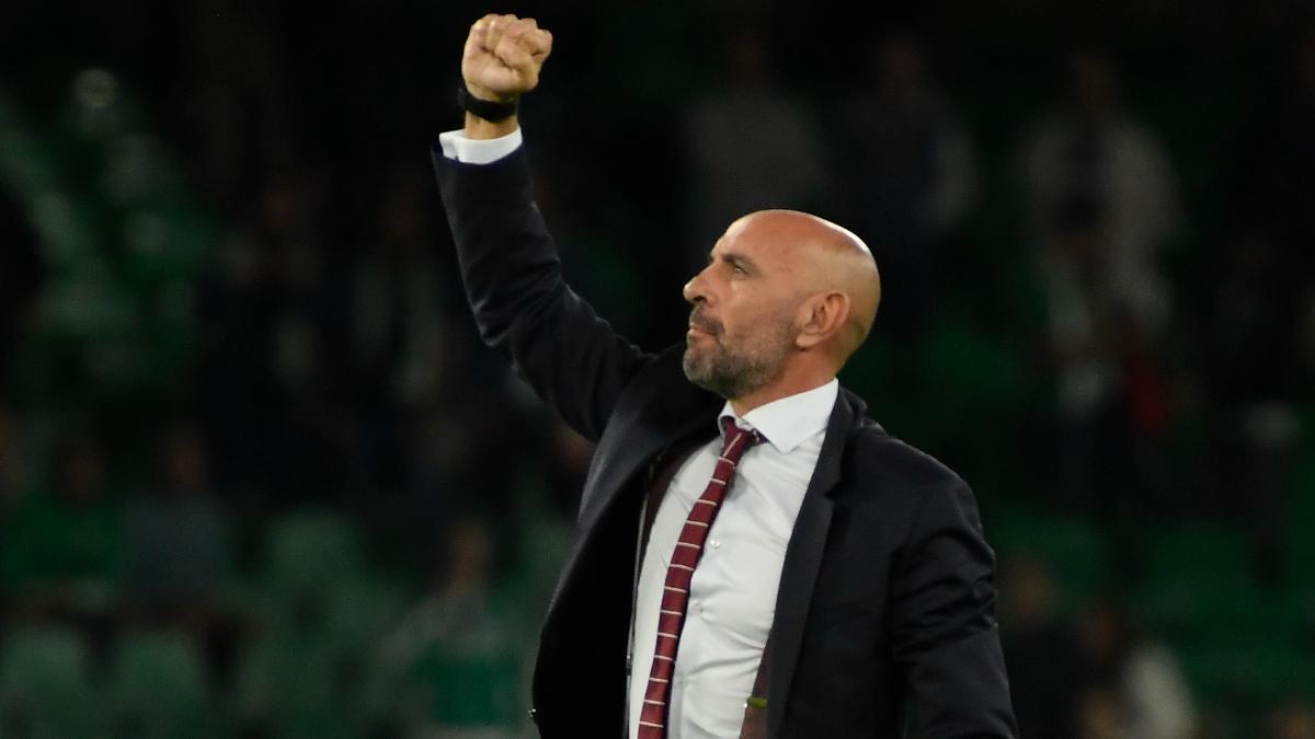 Monchi saltó al césped del Villamarín a saludar a los aficionados del Sevilla