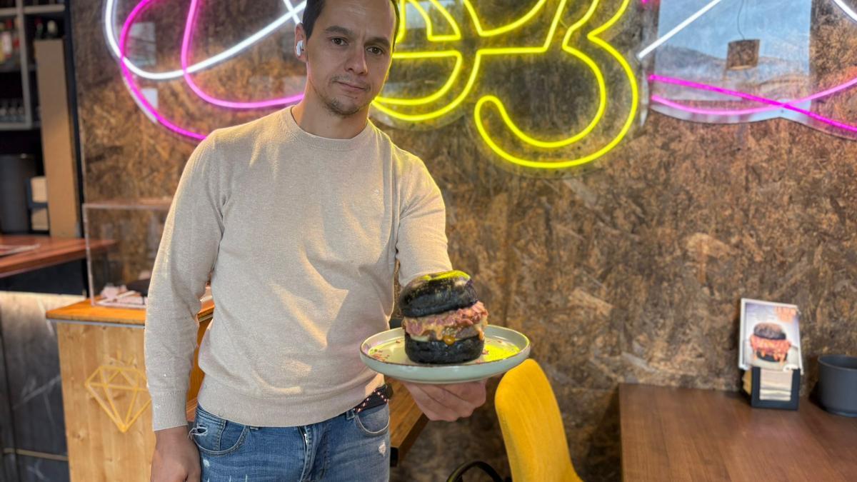 Así se elabora la hamburguesa “Gold”, de Cangas del Narcea, que busca estar entre las mejores de España y Portugal