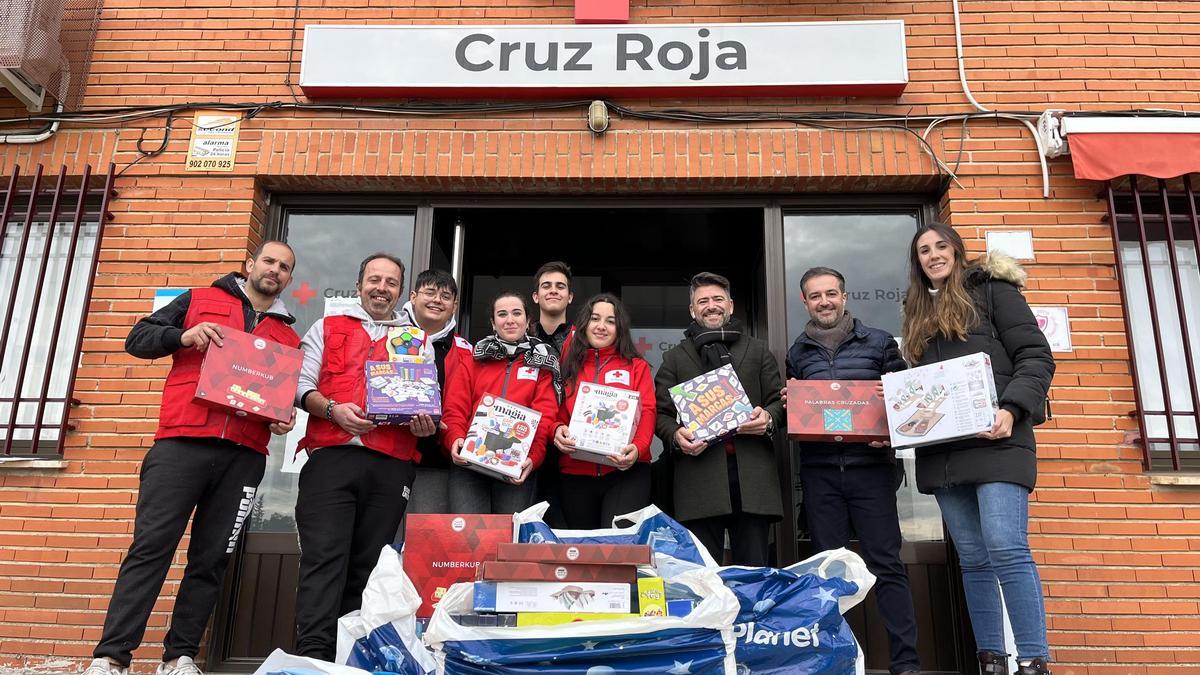 Entrega de juguetes, realizada en persona por Ceres Motor a los voluntarios de Cruz Roja Extremadura