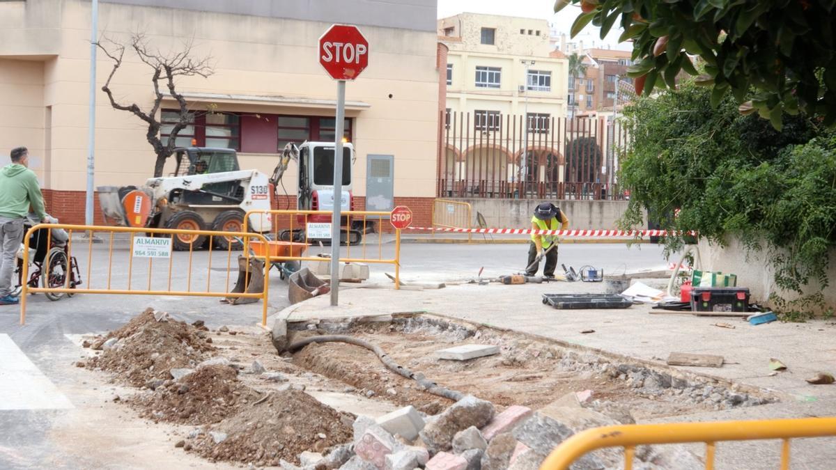 Detalle de una de las obras de adaptación de las aceras de Burriana para que no supongan una barrera arquitectónica.