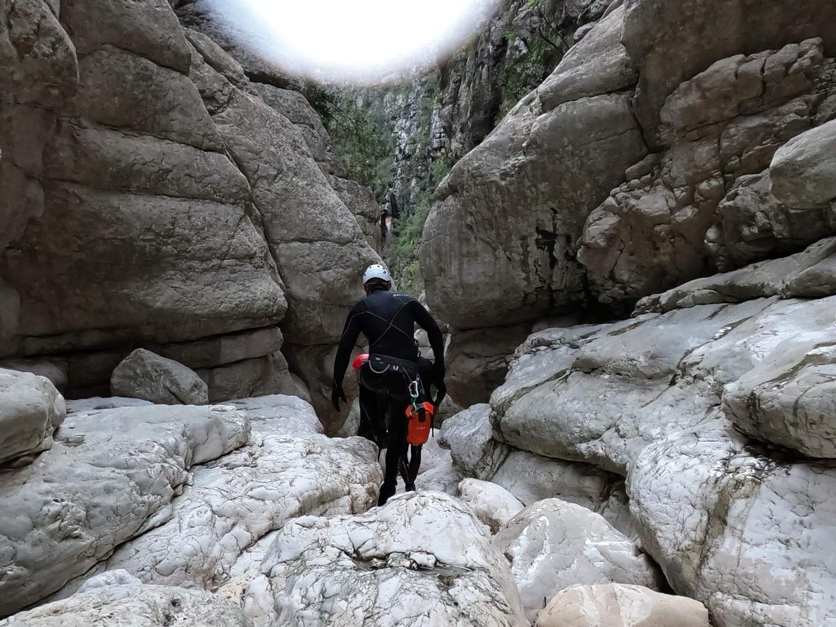 Sobrecogedor paraje: los especialistas en barrancos se adentran en el desfiladero del río Girona