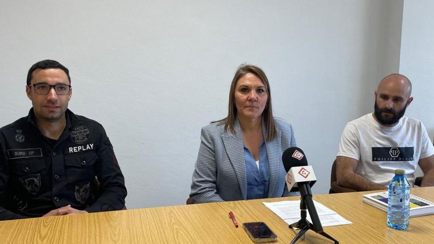 Santiago Castro, Carmen Seijas y Víctor Sarandeses, ayer, en la sede del PP de Lalín. | A.L.V.