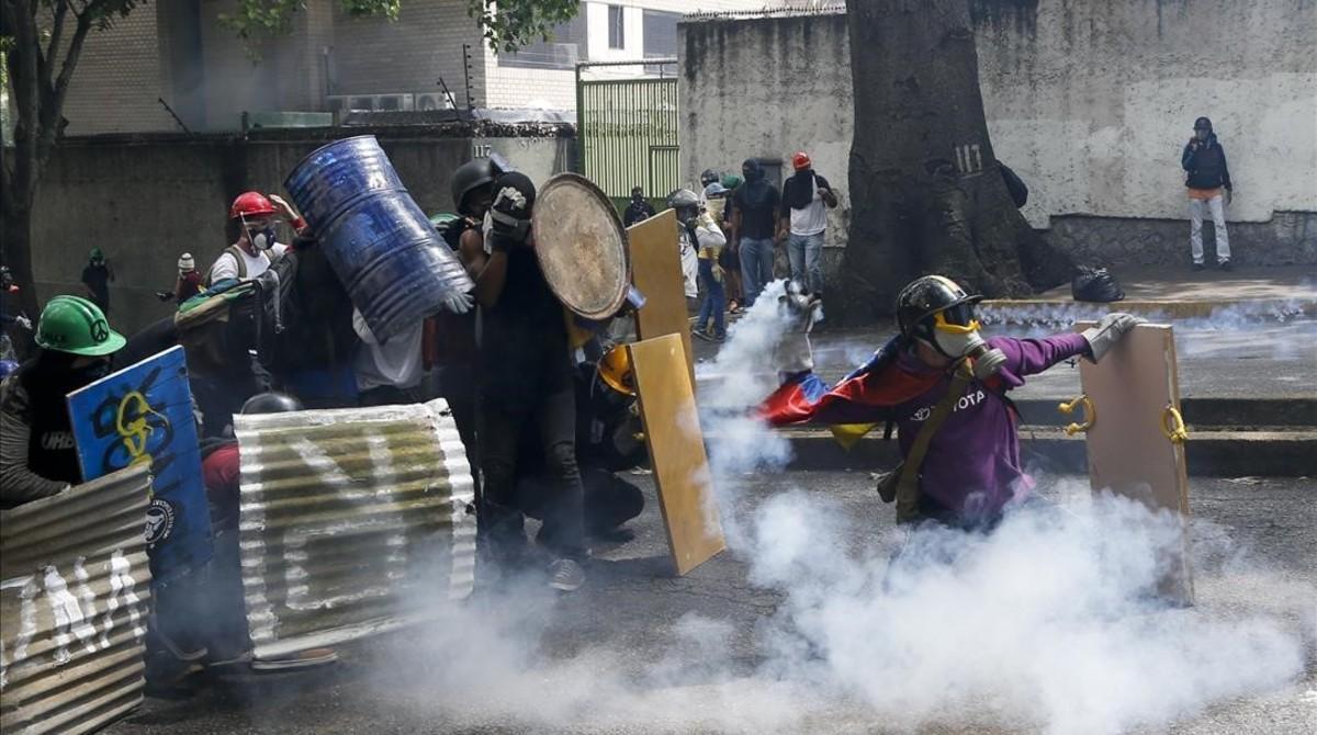 mbenach38259368 demonstrators clash with security forces during an oppositio170501214937