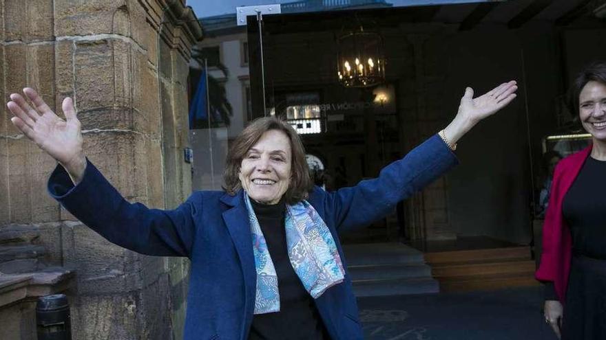 Sylvia Earle saluda a los periodistas y el público congregado a su llegada al hotel de la Reconquista, ayer en Oviedo.