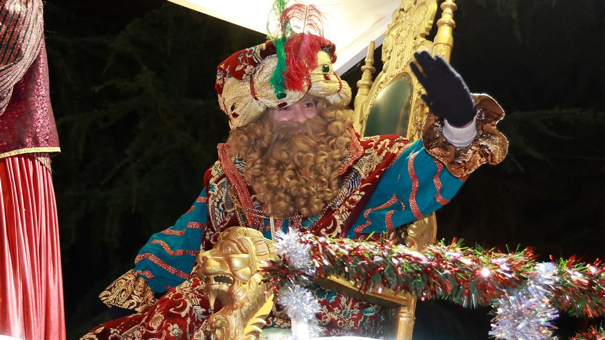 El rey Gaspar, en una cabalgata anterior en Vigo.