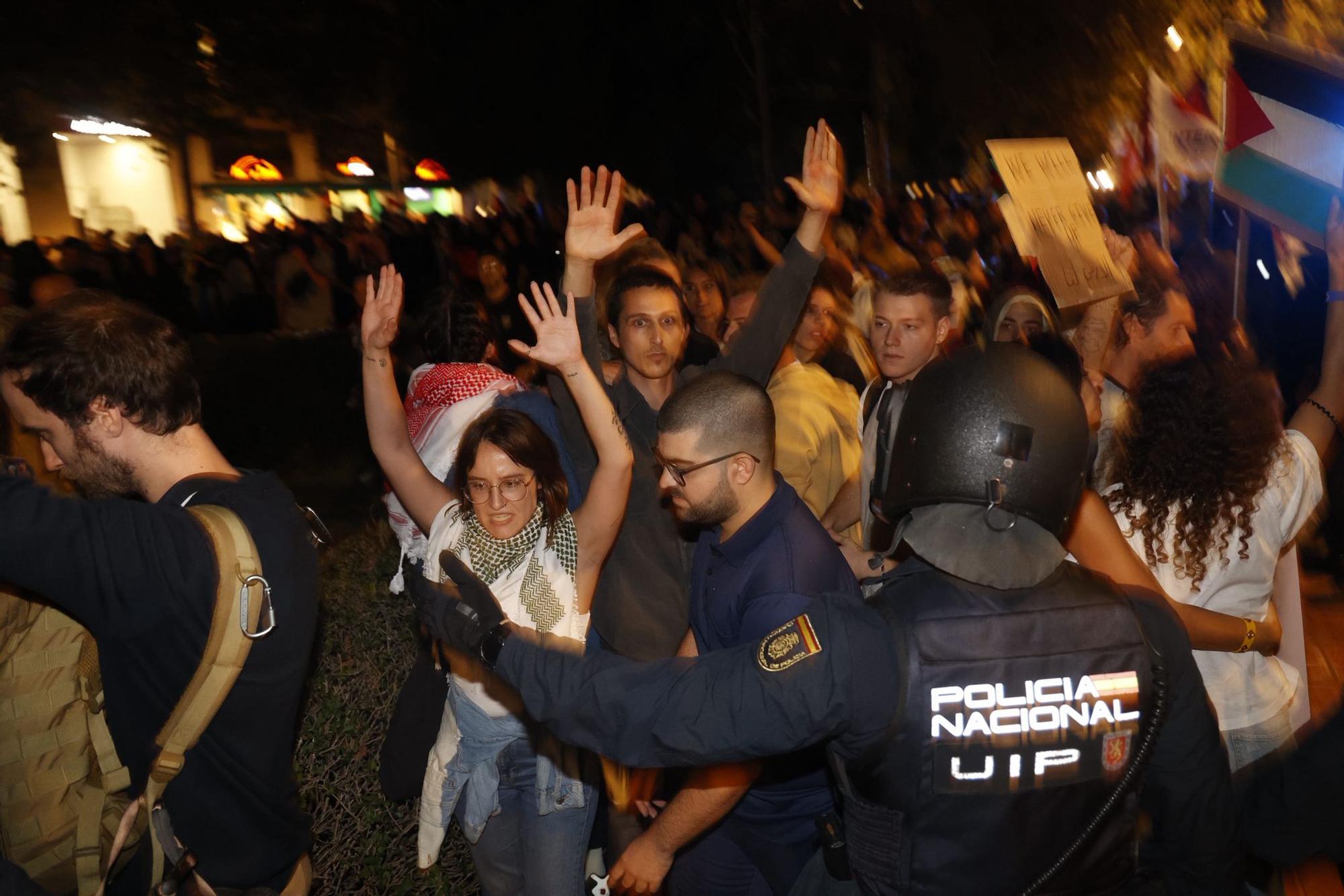 Enfrentamientos entre policía y manifestantes ante un Roig Arena blindado