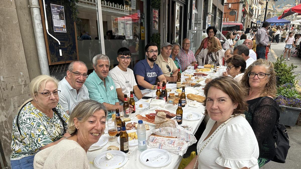 Comida en la calle de Salas en 2025.