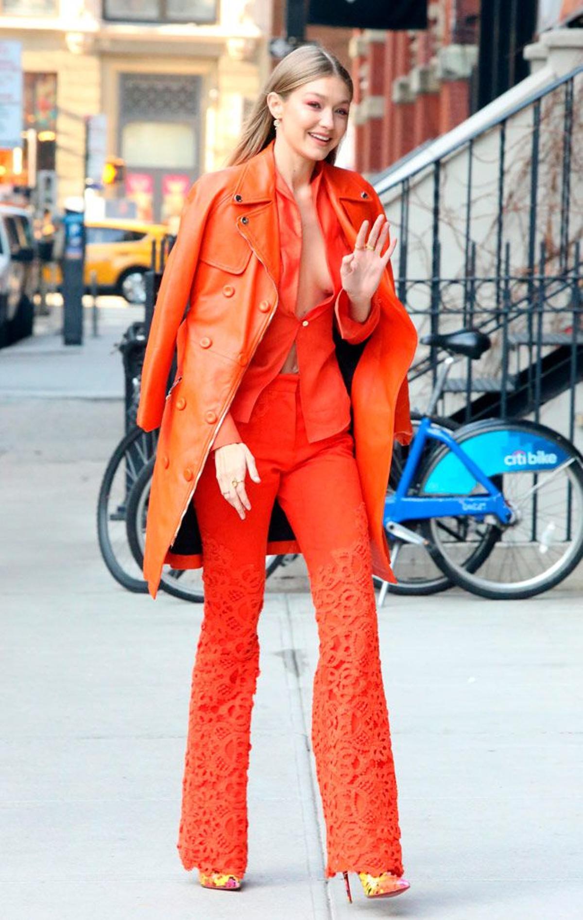 Gigi Hadid con traje y maquillaje naranja