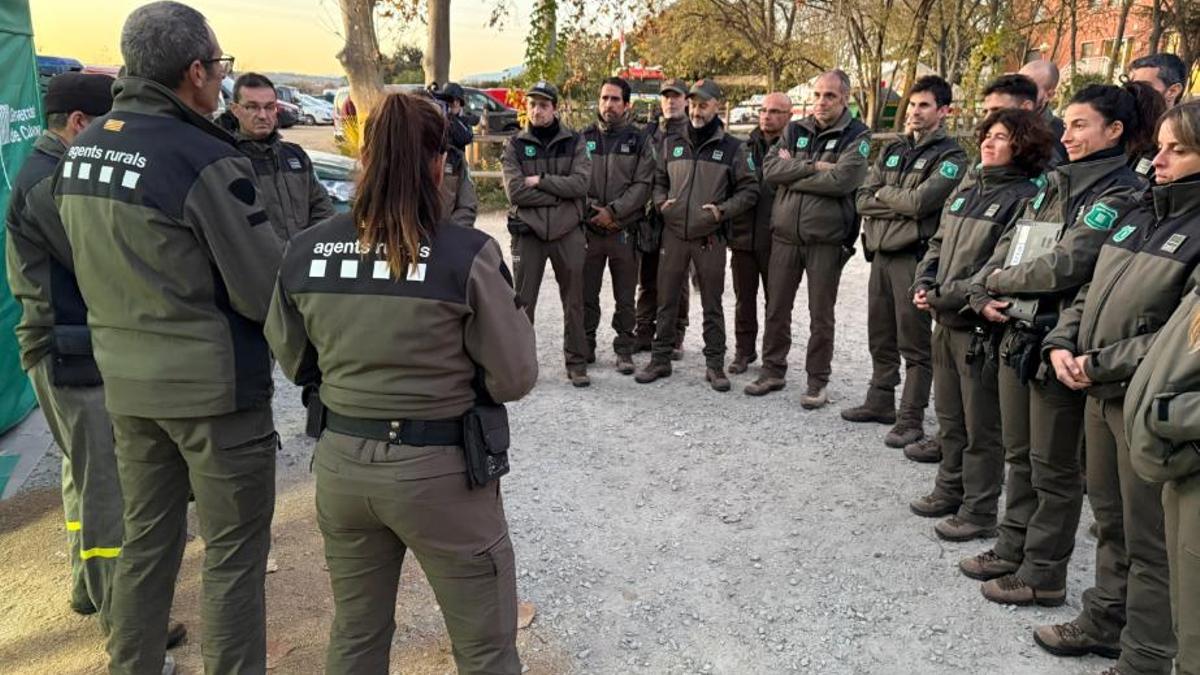 Reunió de final de jornada dels Agents Rurals al centre de comandament avançat de Torreferrussa