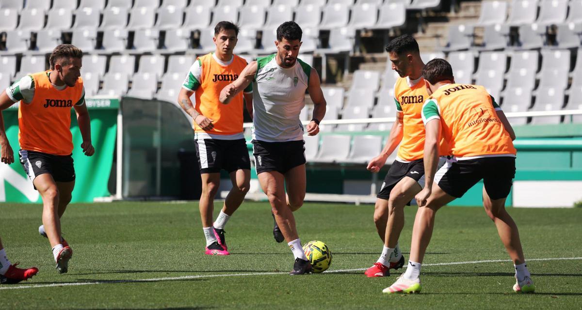 Jacobo controla el balón ante Isma Ruiz, Carracedo y Albarrán, entre otros.