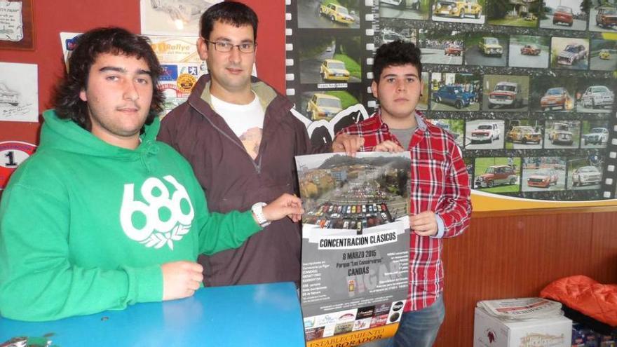 Félix Sánchez, Óscar Castillo y Juan Merino, con el cartel.