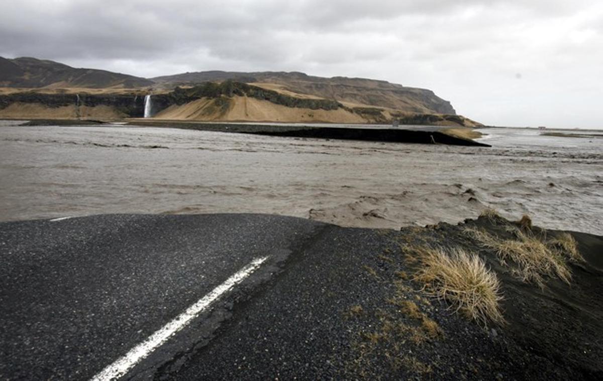 Vía costanera. La carretera que circula por toda la isla, al lado de la costa, ha quedado muy dañada a causa del aumento del río.