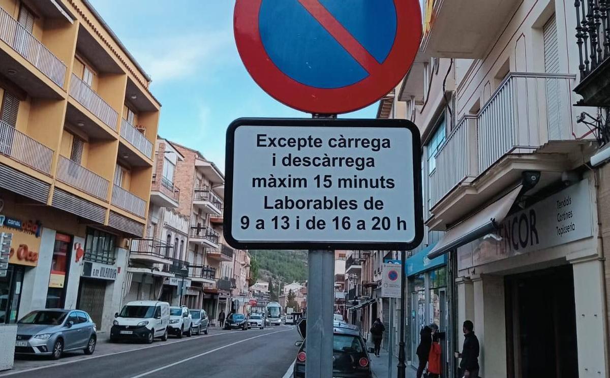 Un senyal en una zona de càrrega i descàrrega de Puig-reig