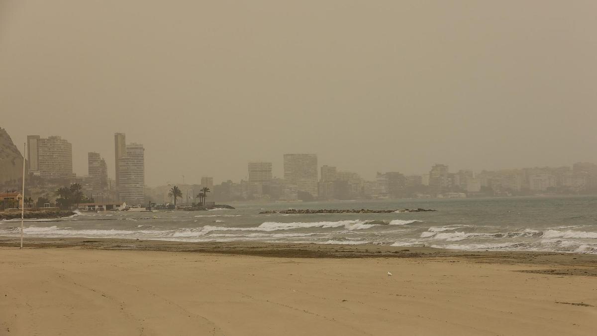 El polvo procedente del norte de África se mantendrá en la provincia de Alicante hoy y mañana.
