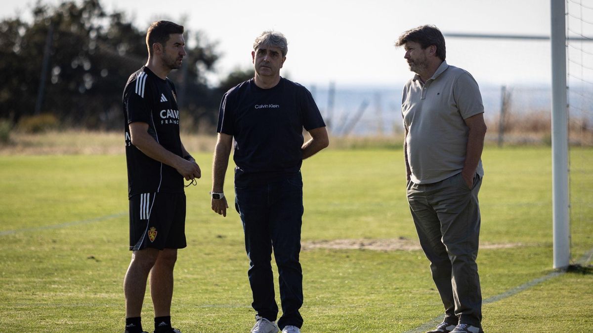 Gabi dialoga con Txema Indias y Antonio Acosta tras la sesión de este lunes.