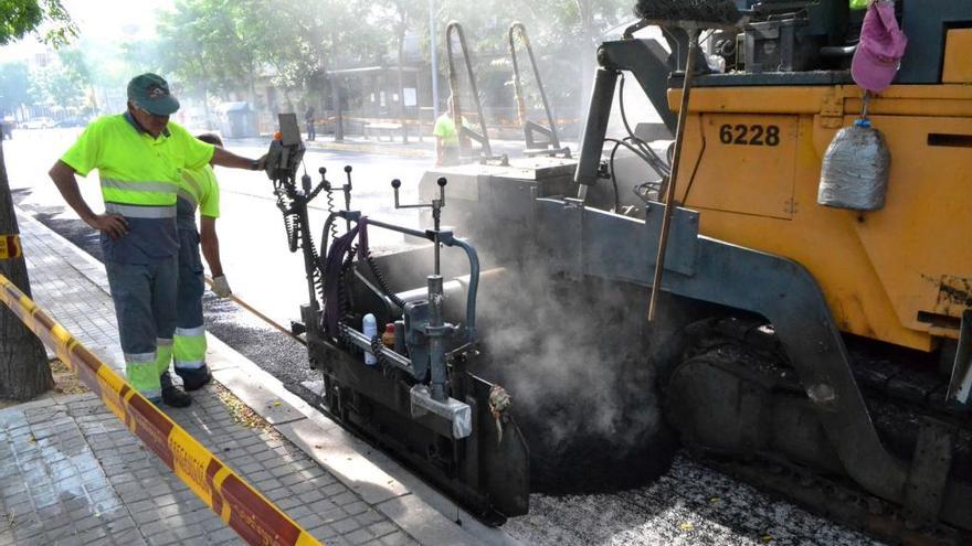 Treballs d&#039;asfaltatge en un carrer.