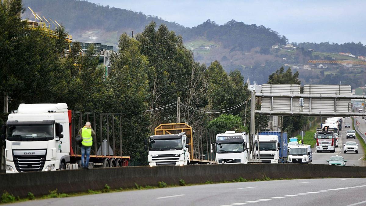 La caravana de transportistas pasa ante la fábrica de Ence camino de A Coruña. |   // GUSTAVO SANTOS 