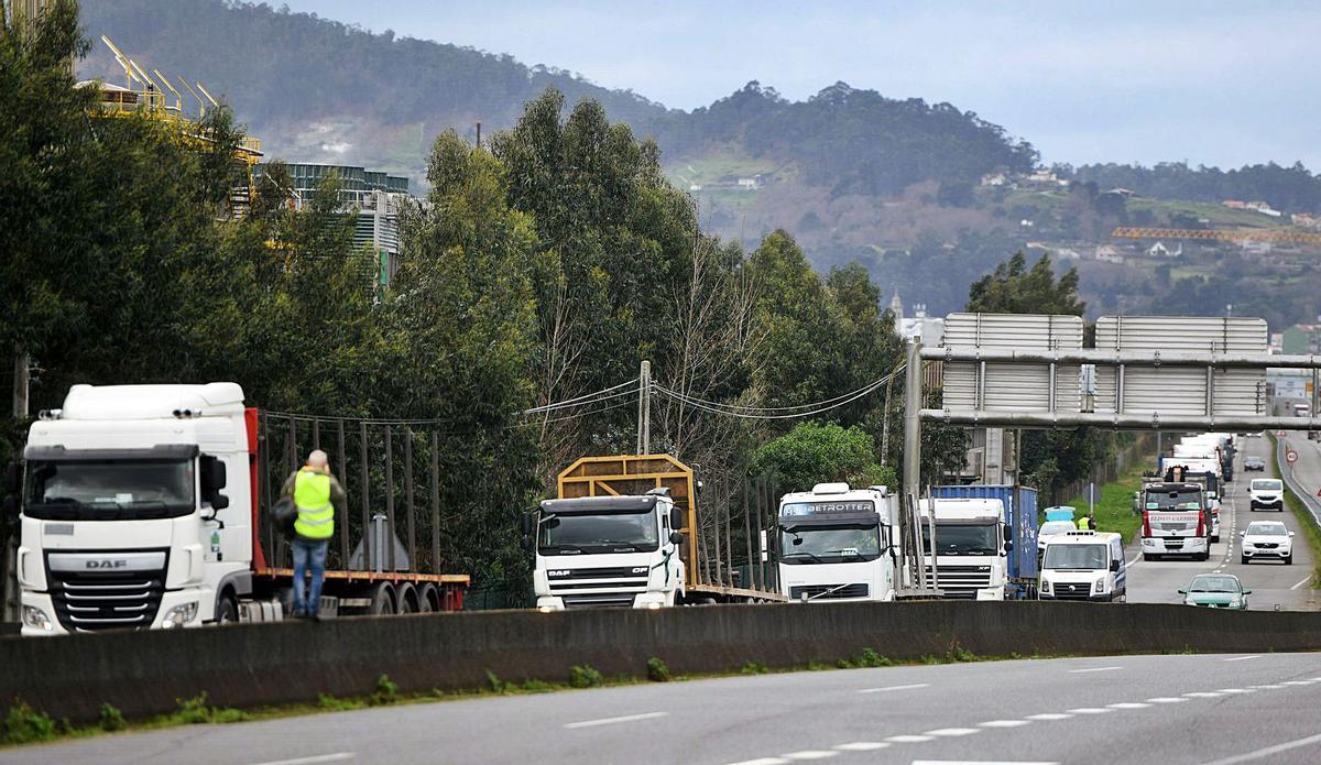 La caravana de transportistas pasa ante la fábrica de Ence camino de A Coruña. | // GUSTAVO SANTOS