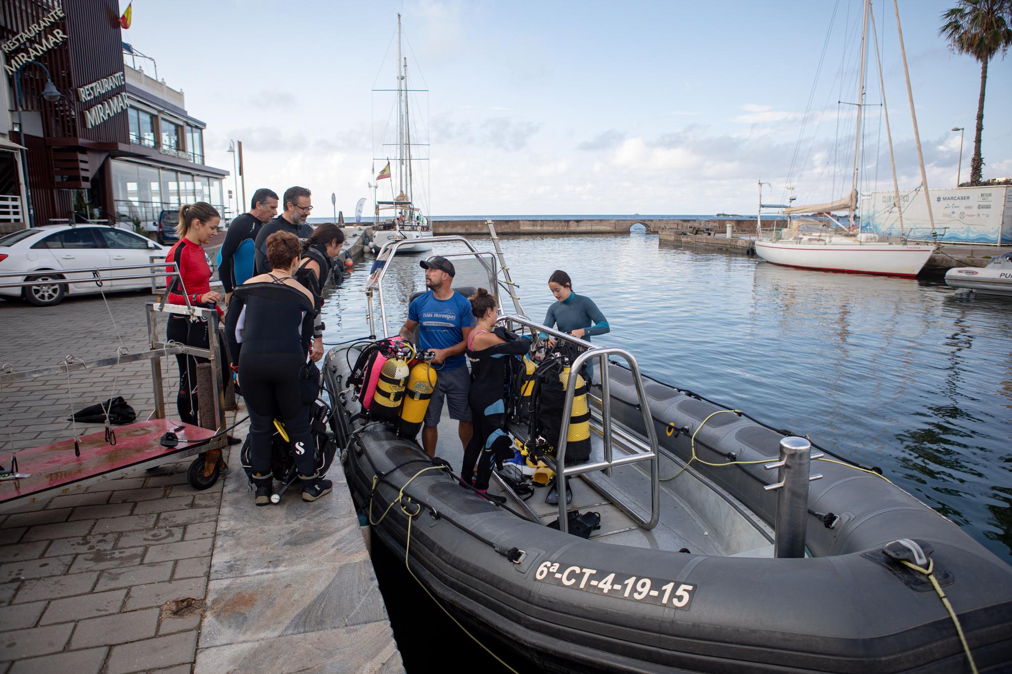 Voluntarios retiran basura de los fondos marinos del litoral