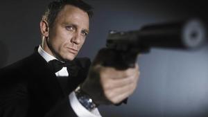 Daniel Craig, caracterizado como James Bond. 