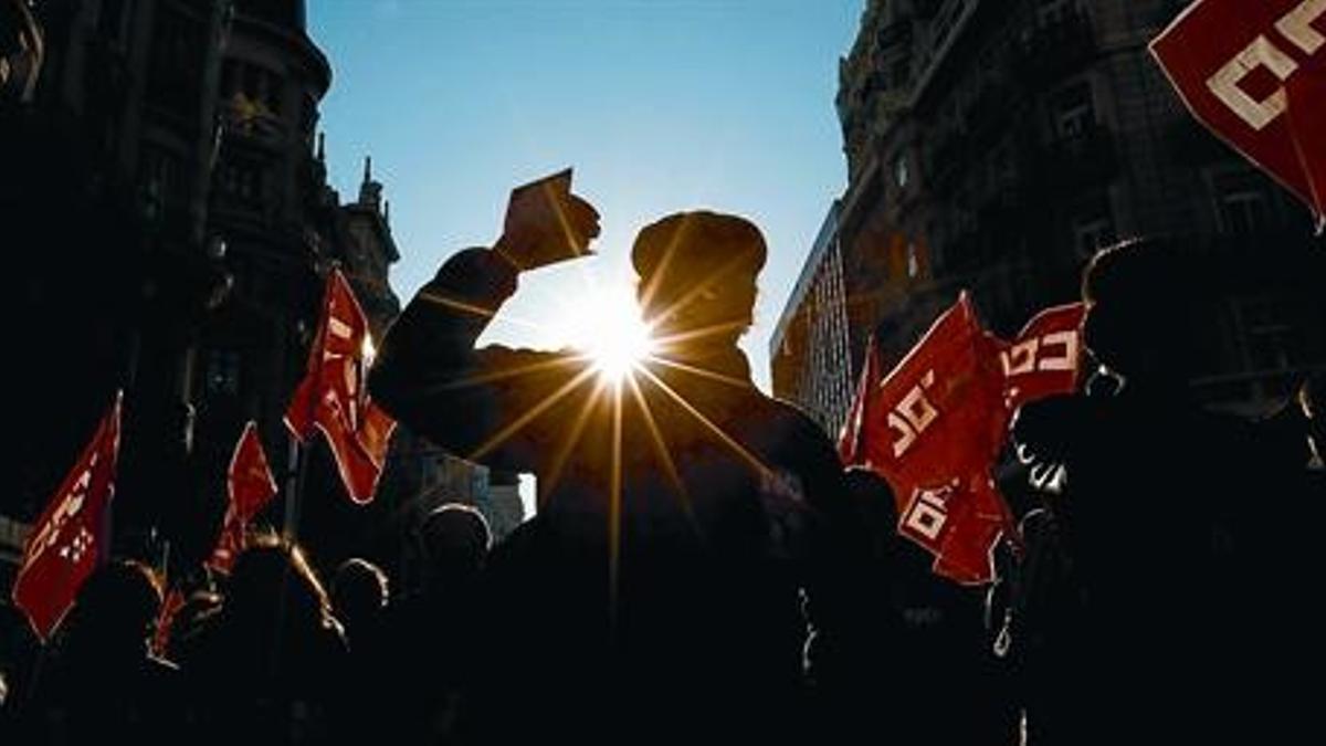 Movilización de los sindicatos en las calles de Madrid, ayer por la mañana.