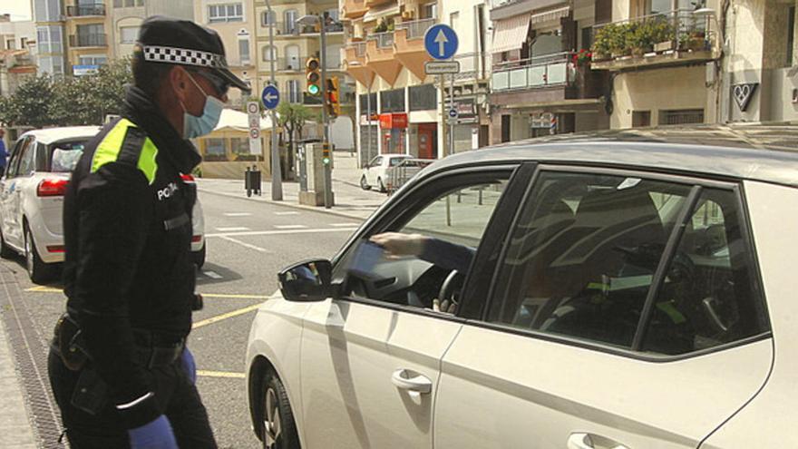 Policia de Blanes demanant el certificat de mobilitat