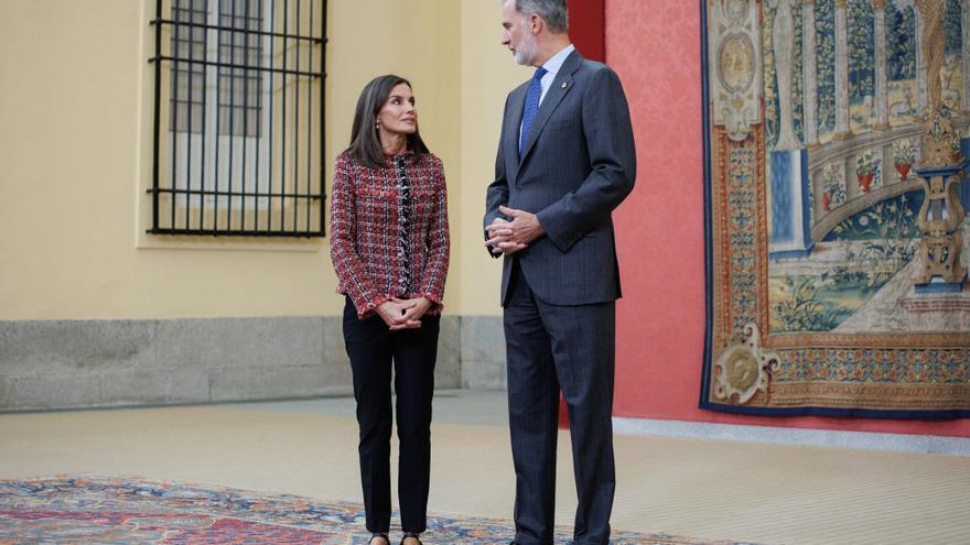 Reina sin tacones y mayores con deportivas