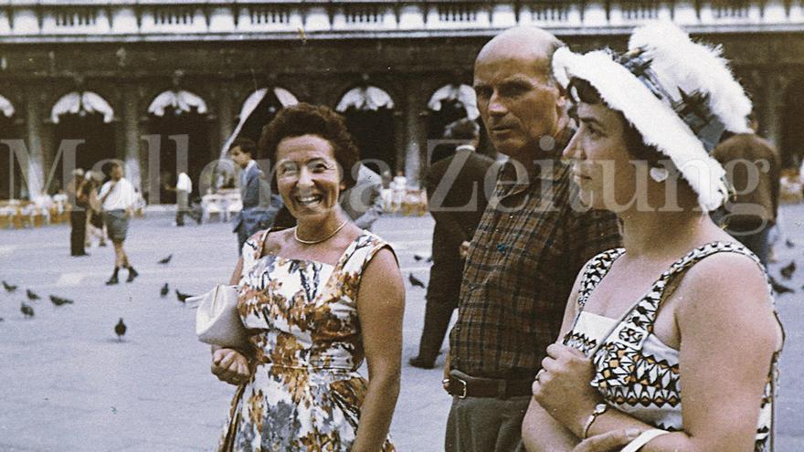 Ernst Chlan con dos turistas alemanas en 1957 en Venecia.