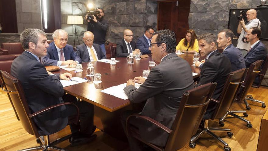 Fernando Clavijo preside la mesa durante la reunión con los representantes de las compañías implicadas.