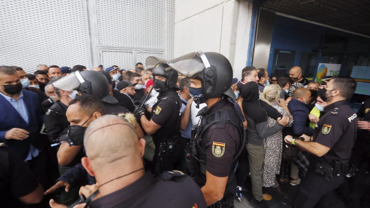 Las imágenes de los altercados en el Puerto de Alicante por el ferry a Orán