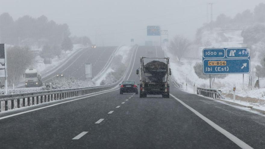 Imagen de la autovía A-7 en las proximidades de Ibi el viernes, cuando arreciaba la nevada.