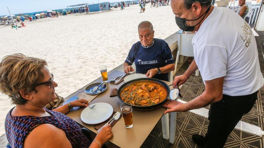 Zu zweit am Strand am Paella essen, wäre erlaubt.