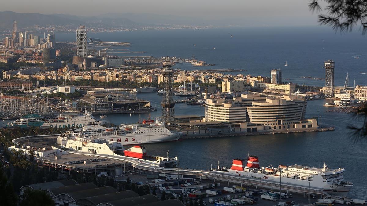 Las terminales de ferris del puerto de Barcelona, vistas desde Montjuïc.