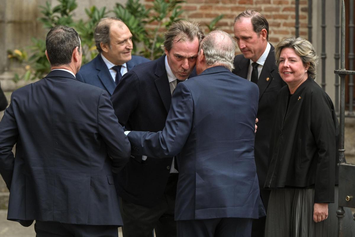 El rey Juan Carlos saluda a Beltrán Gómez-Acebo ante sus hermanos Simoneta (d), Bruno (2d) y Juan (2i), a su llegada al funeral en memoria de su hermano, Fernando Gómez-Acebo, El rey Juan Carlos saluda a Beltrán Gómez-Acebo ante sus hermanos Simoneta (d), Bruno (2d) y Juan (2i), a su llegada al funeral en memoria de su hermano, Fernando Gómez-Acebo,