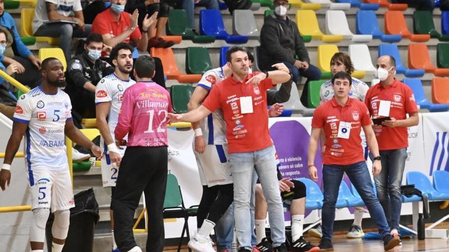 Banquillo del Cisne Balonmano. |  // RAFA VÁZQUEZ