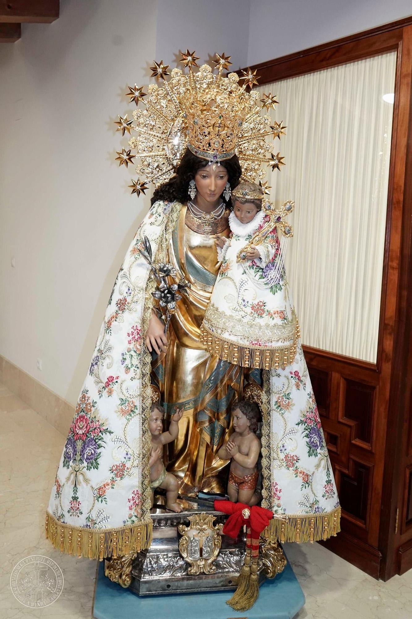 Así es el manto de la Virgen en el Besamanos, regalado por la falla Telefónica