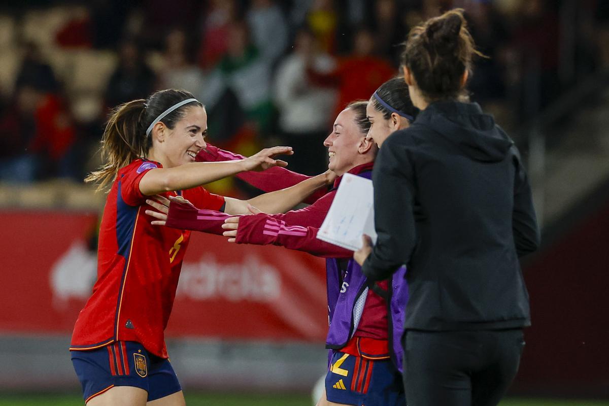Aitana Bonmatí celebrando el gol con Oihane y Eva Navarro