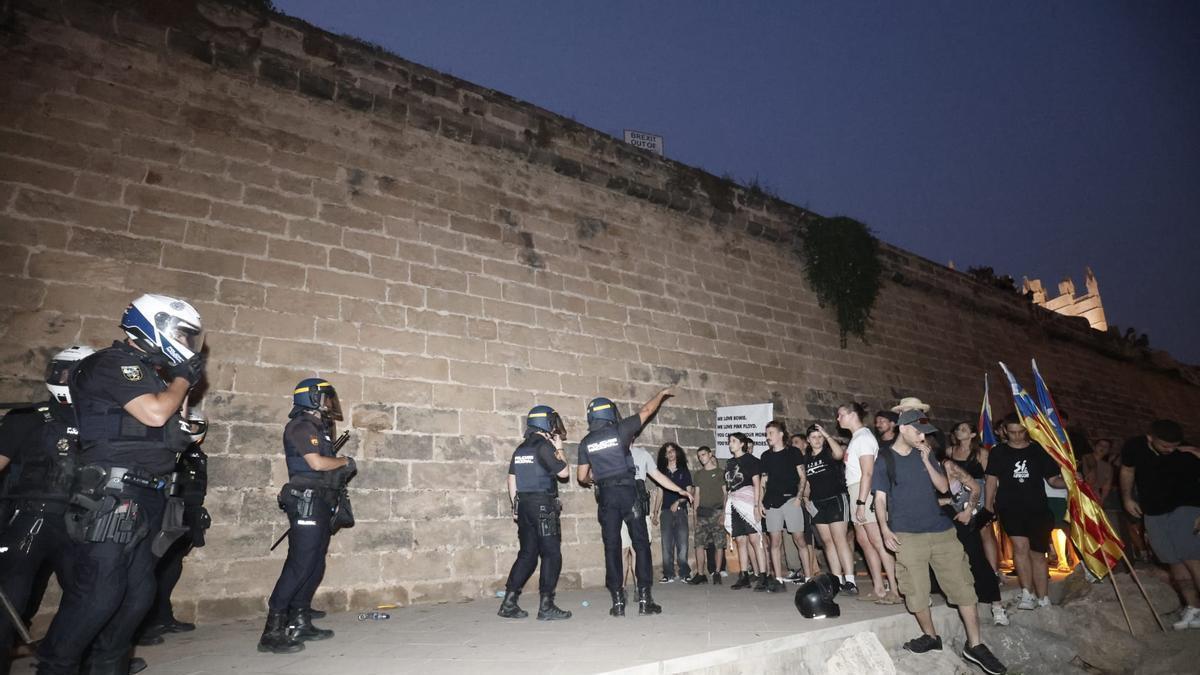 La reconversión de la manifestación más pacífica de la historia en una batalla campal es un éxito de la Policía Nacional que ahora se declara víctima de los acontecimientos