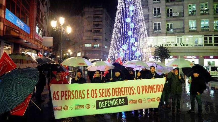 Concentración de UGT y CC OO, en la Praza de Galicia. // Iñaki Abella