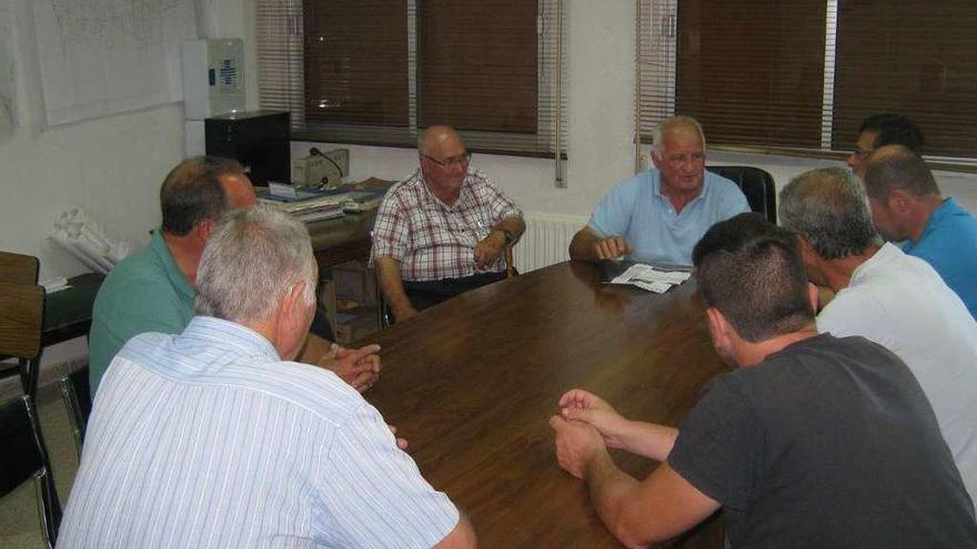 Reunión mantenida ayer por Roldán con regantes y responsables de la CHD.