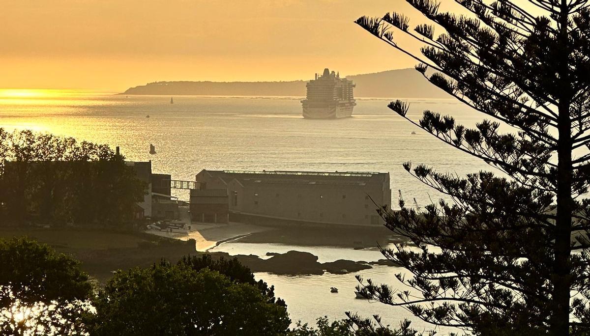 El Arvia tuvo que desviarse de su ruta hacia la ría de Vigo para proceder a la evacuación del pasajero enfermo.