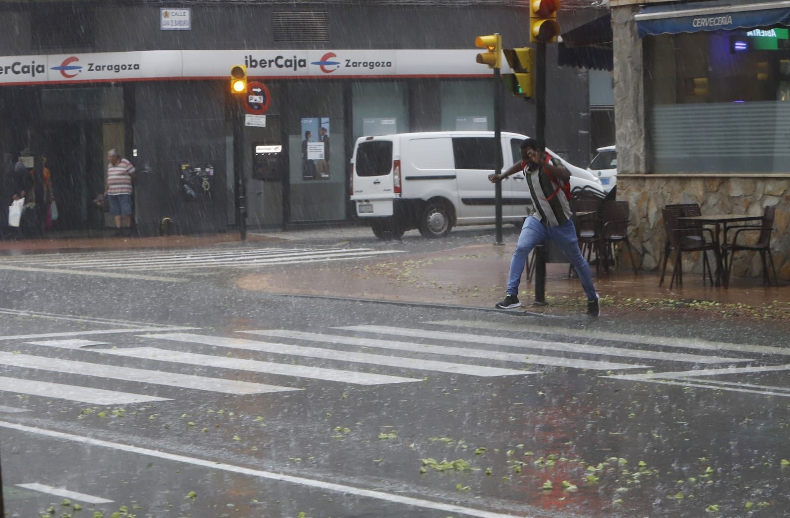 EN IMÁGENES | Intensa lluvia y granizada en Zaragoza