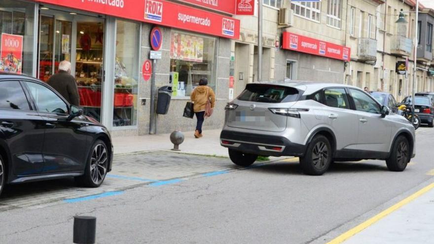Un coche, ayer, aparcando en la zona señalizada de Seara. |  G.N.