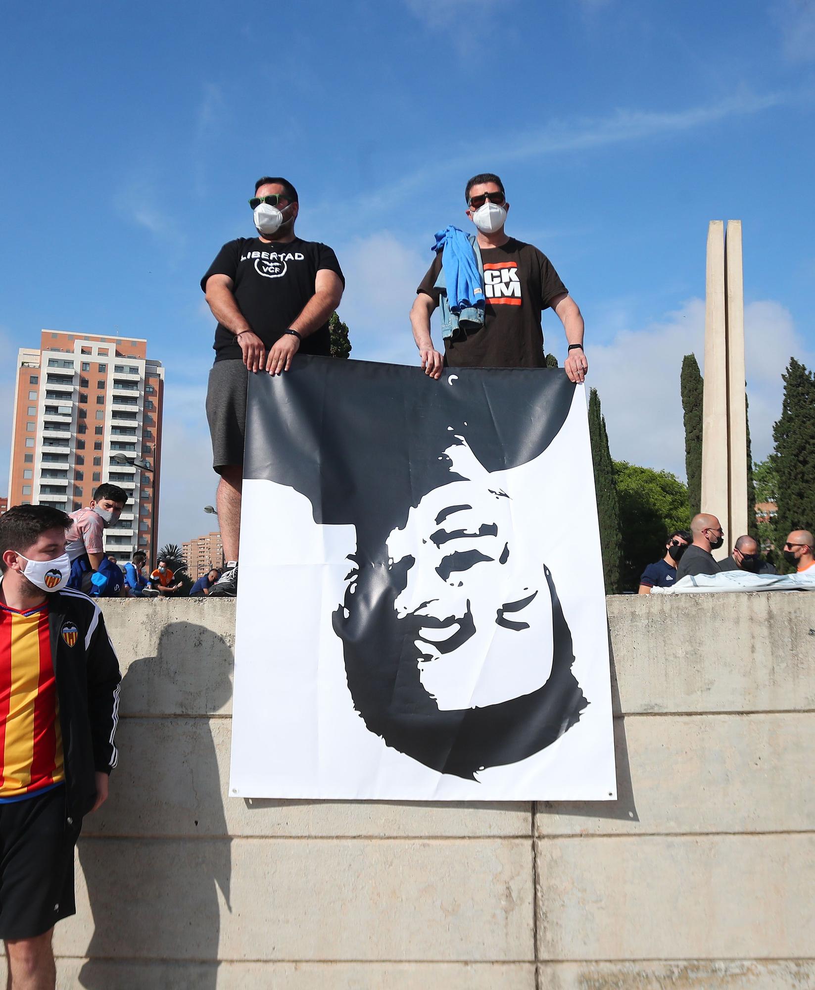 Las imágenes de la marcha de la afición valencianista contra Lim