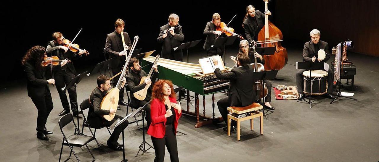 Un momento de la representación de “Les Scaramouches”, ayer, en el teatro Jovellanos de Gijón. | Ángel González