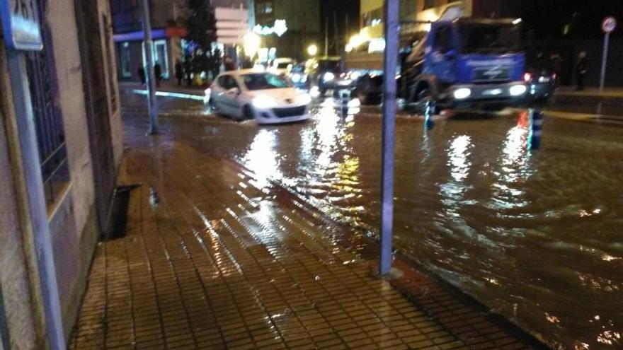 El tramo de calzada inundado, en estos momentos. / G.N.